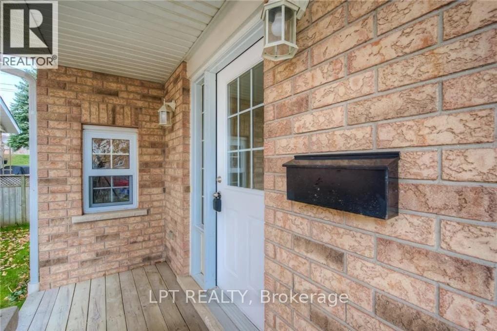 Unit: Main - 118 Bush Clover Crescent, Waterloo, Ontario  N2E 3P8 - Photo 3 - X12897126