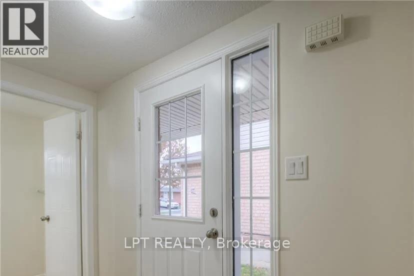Unit: Main - 118 Bush Clover Crescent, Waterloo, Ontario  N2E 3P8 - Photo 4 - X12897126