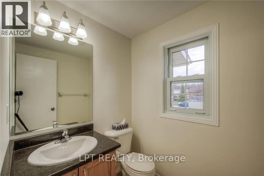 Unit: Main - 118 Bush Clover Crescent, Waterloo, Ontario  N2E 3P8 - Photo 5 - X12897126