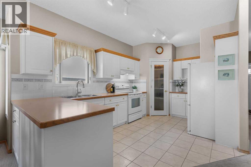 38 Scimitar Circle Nw, Calgary, Alberta  T3L 2C8 - Photo 6 - A2292115