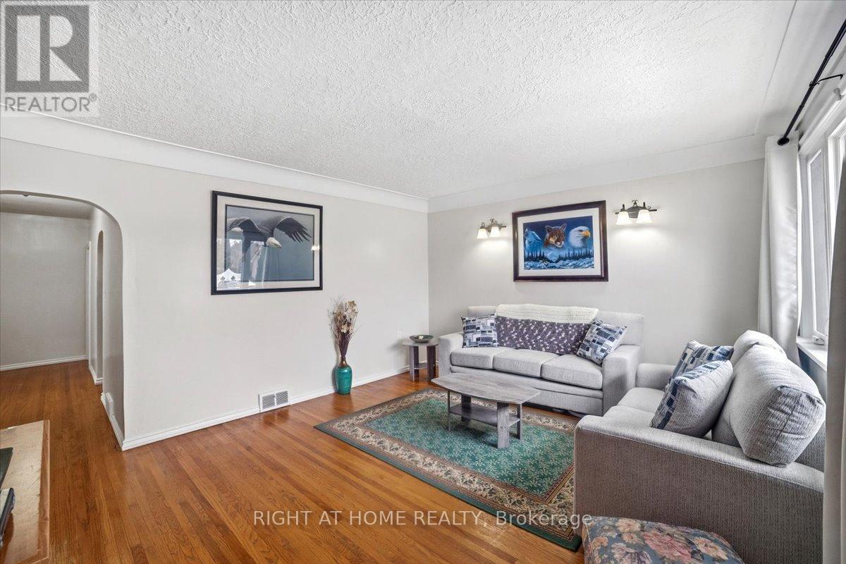 12 Vera Street, St. Catharines, Ontario  L2S 1C4 - Photo 2 - X12897016