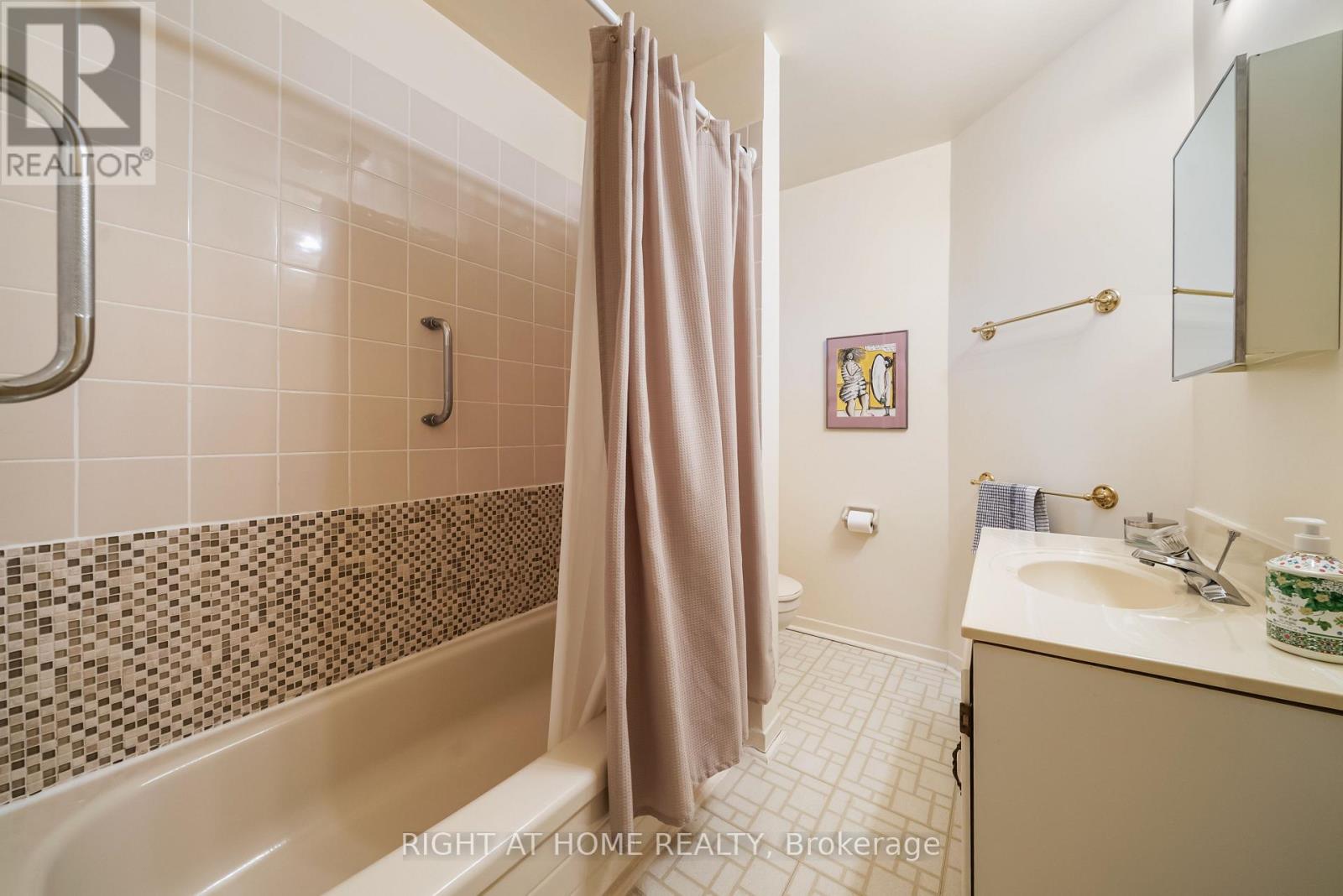 1002 Dunlop Street, Whitby, Ontario  L1N 1T3 - Photo 16 - E12894560