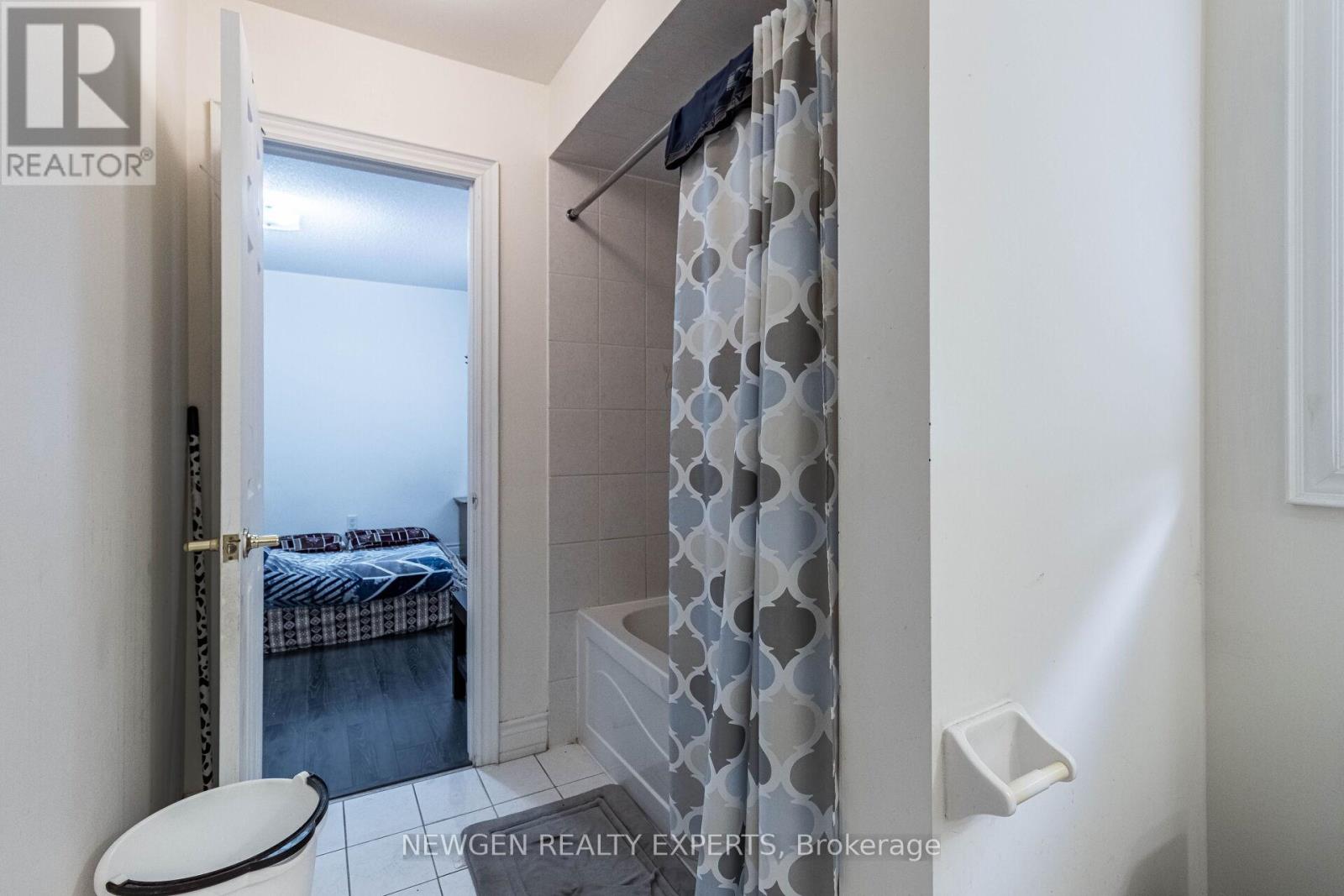 30 Rampart Drive, Brampton (Vales Of Castlemore North), Ontario  L6P 2Z1 - Photo 44 - W12896628