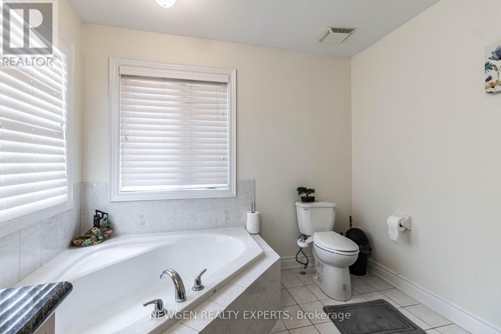 30 Rampart Drive, Brampton (Vales Of Castlemore North), Ontario  L6P 2Z1 - Photo 35 - W12896628