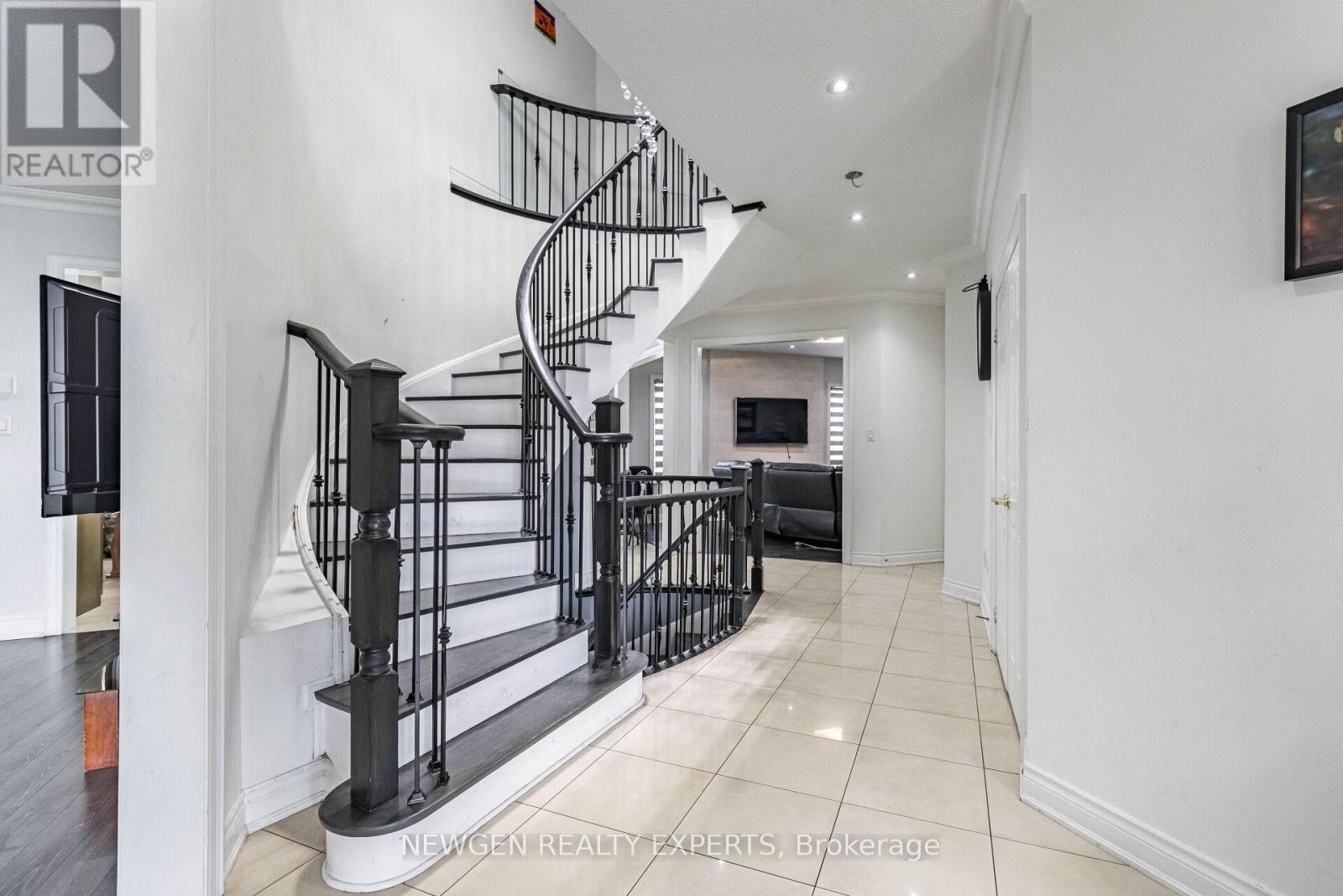 30 Rampart Drive, Brampton (Vales Of Castlemore North), Ontario  L6P 2Z1 - Photo 8 - W12896628