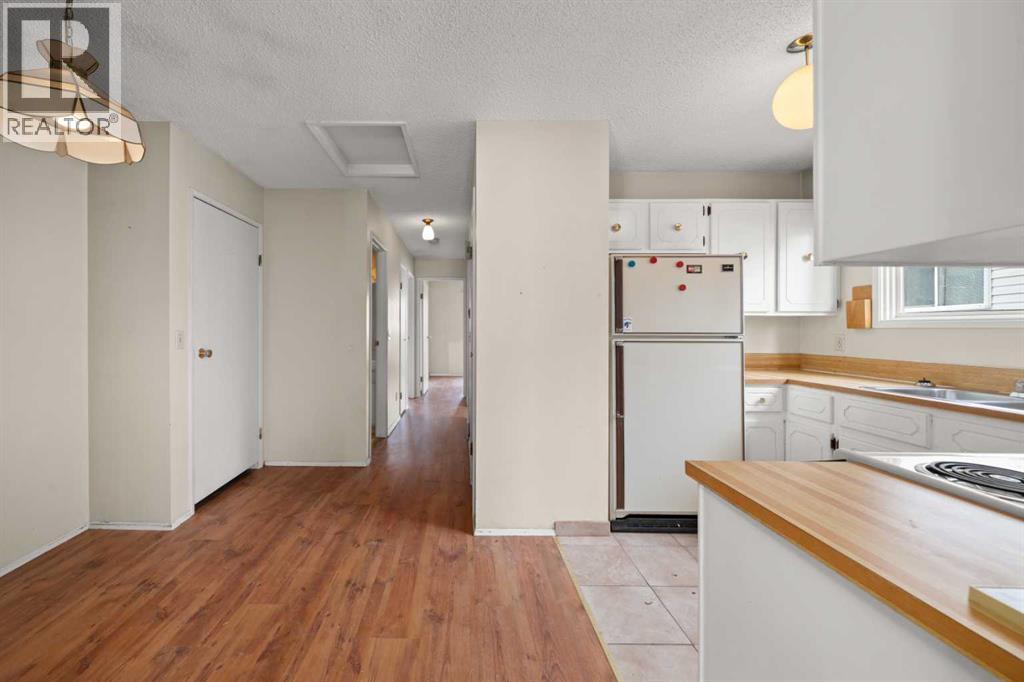 151 Deerview Court Se, Calgary, Alberta  T2J 6B6 - Photo 4 - A2292961