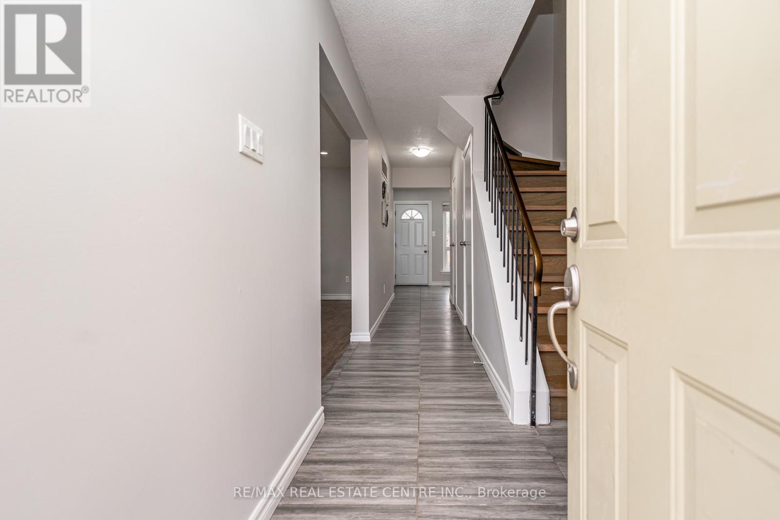 75 - 75 Mcmullen Crescent, Brampton, Ontario  L6S 3M2 - Photo 5 - W12897228