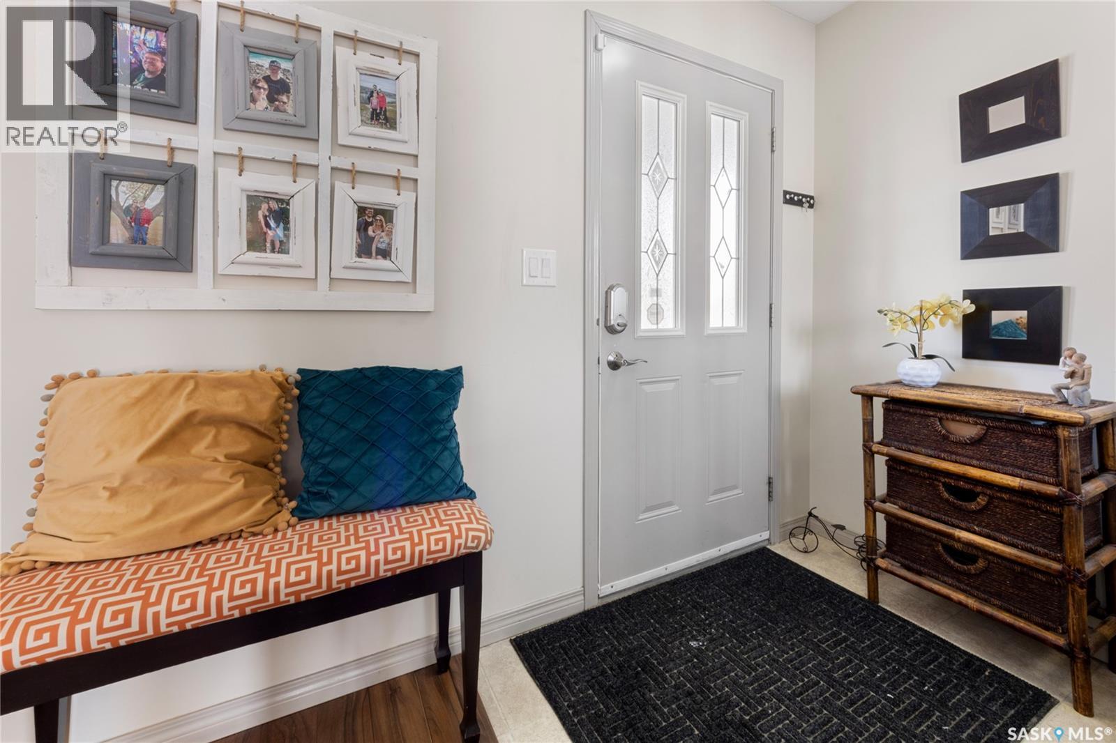 942 Glenview Cove, Martensville, Saskatchewan  S0K 0A2 - Photo 3 - SK030785