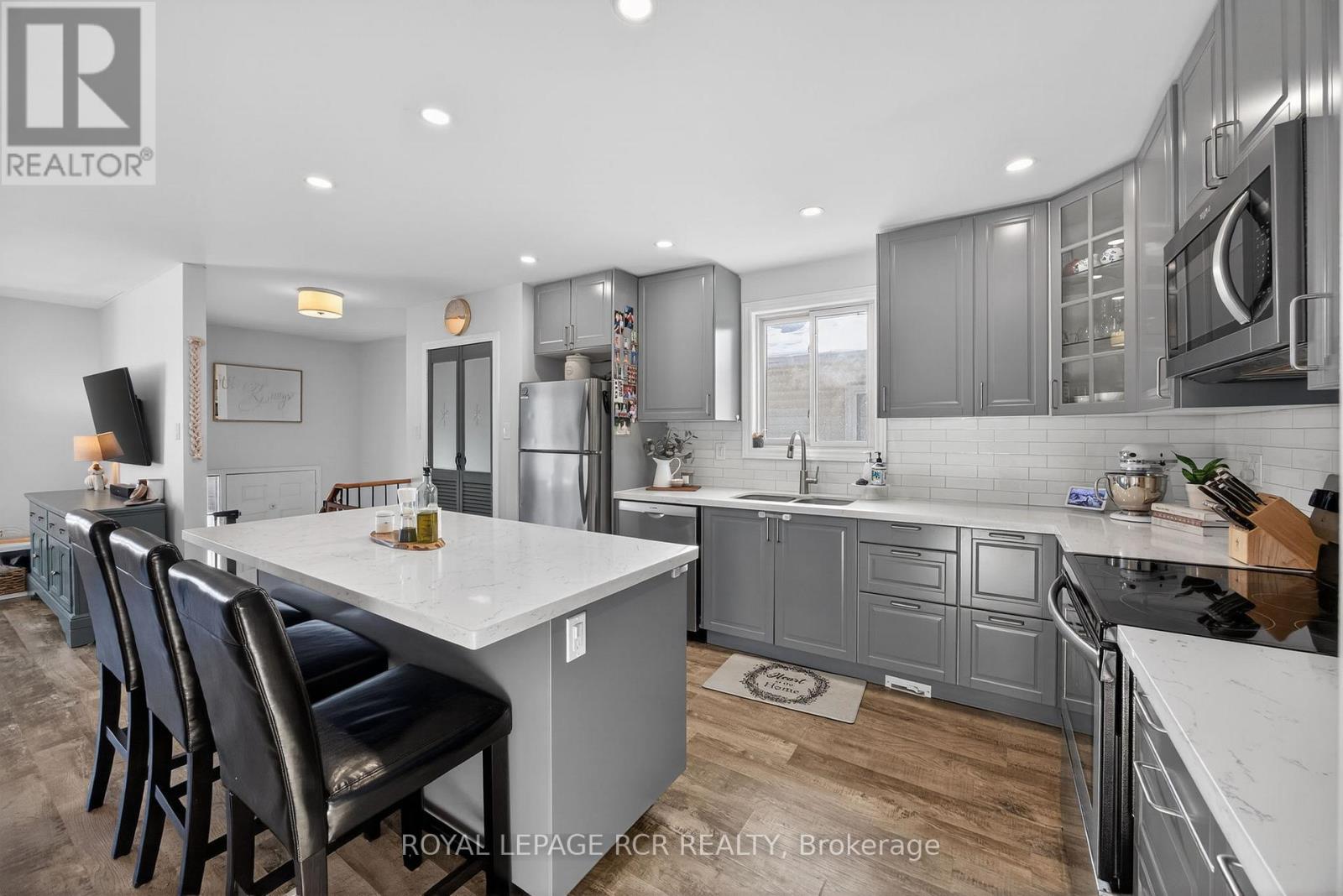 30 Longview Drive, Bradford West Gwillimbury, Ontario  L3Z 2H2 - Photo 2 - N12738336