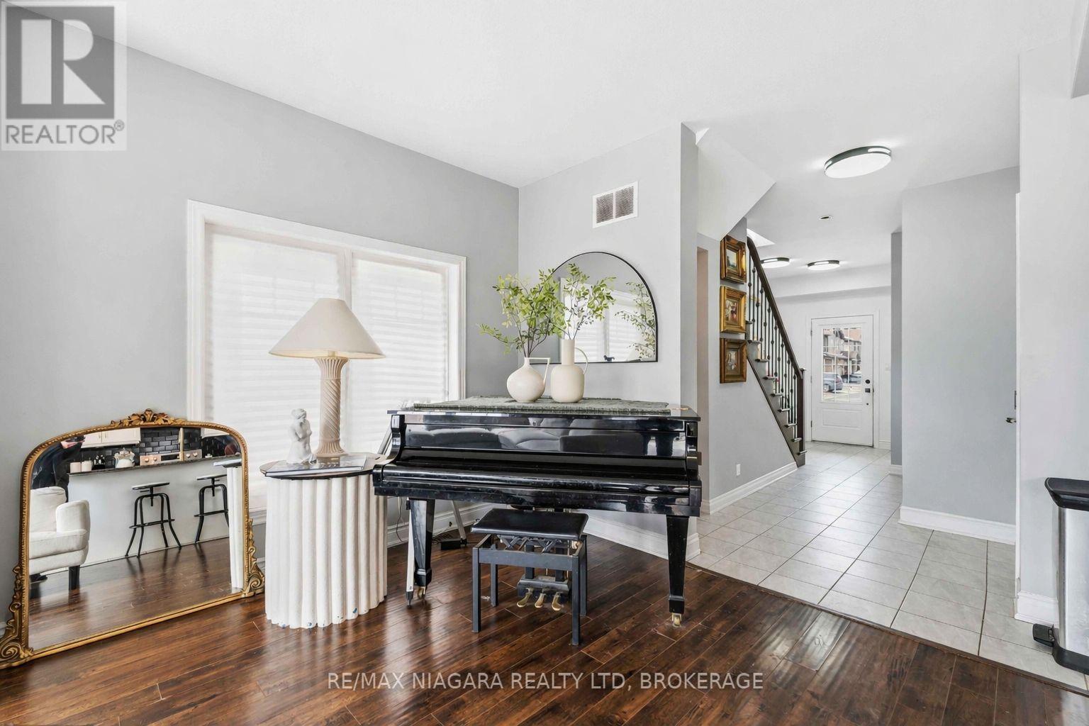 54 Severino Circle, West Lincoln, Ontario  L0R 2A0 - Photo 4 - X12897370