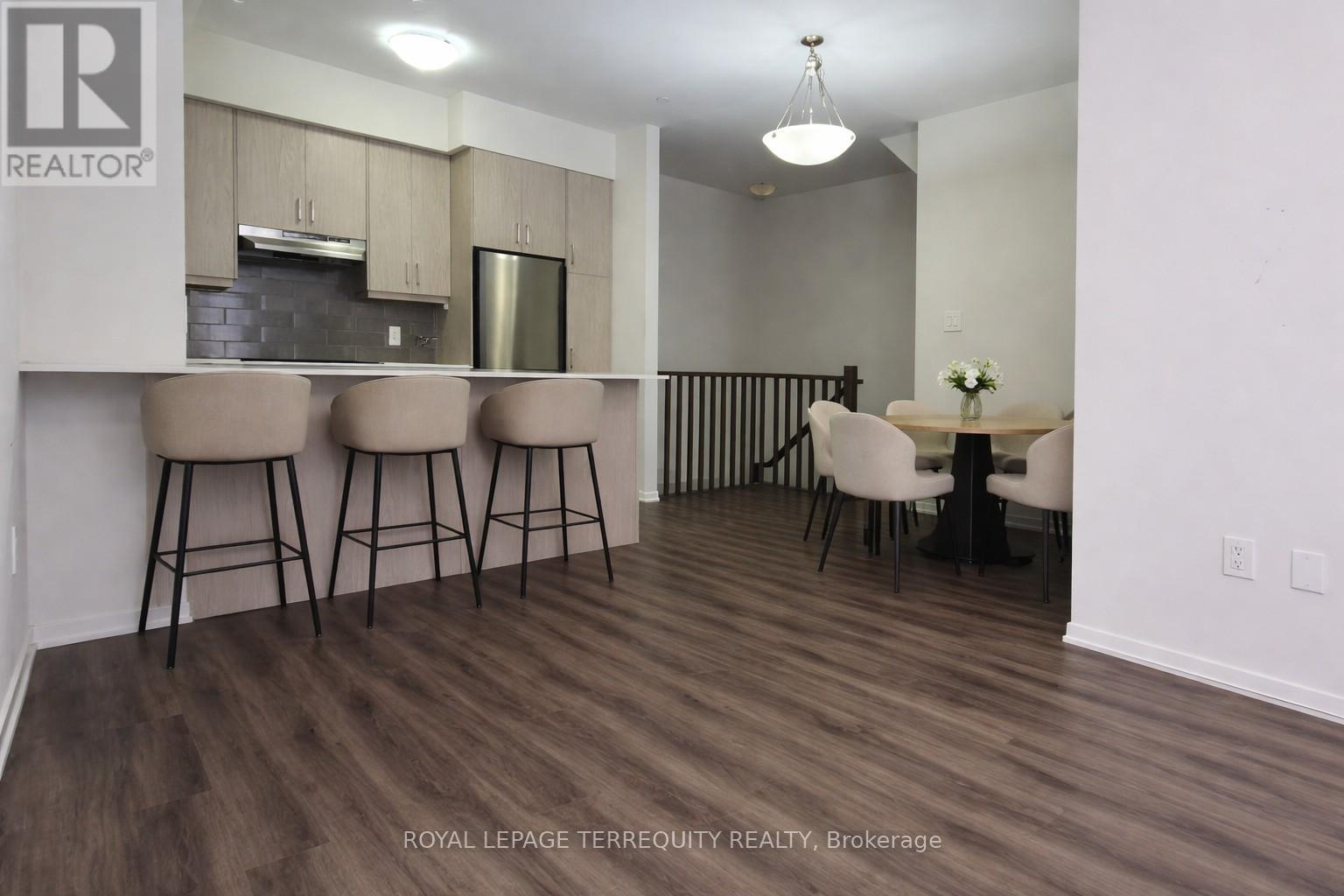 33 - 21 Honeycrisp Crescent, Vaughan, Ontario  L4K 0N6 - Photo 5 - N12897306