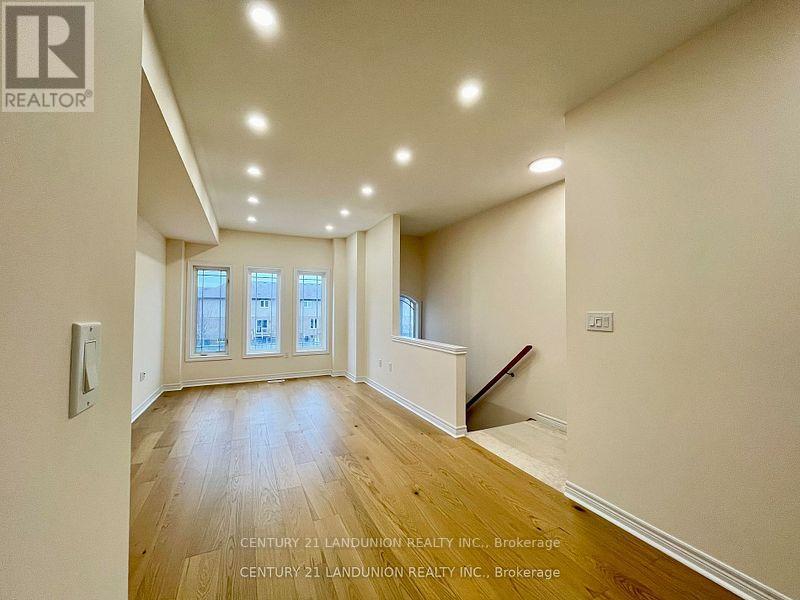 56 Bloom Crescent, Hamilton (Hannon), Ontario  L0R 1P0 - Photo 2 - X12897352