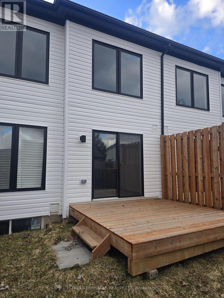 18 Marina Palace E, Welland, Ontario  L3B 0N7 - Photo 3 - X12897420