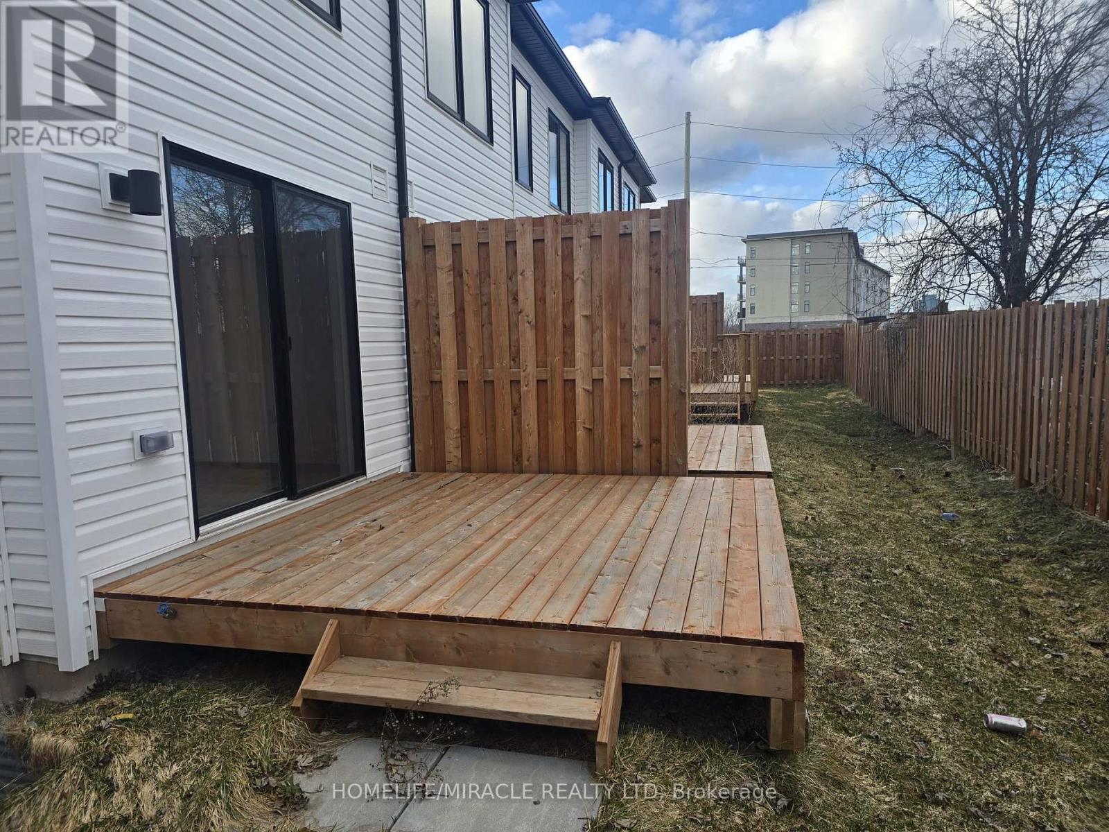 18 Marina Palace E, Welland, Ontario  L3B 0N7 - Photo 4 - X12897420