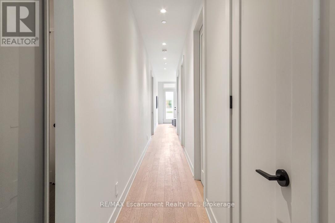105 - 123 Maurice Drive, Oakville, Ontario  L6K 2W6 - Photo 26 - W12883006