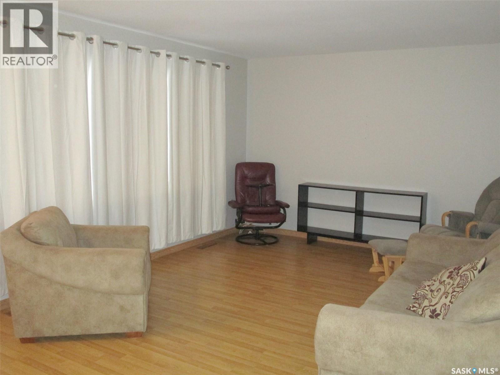 504 4th Avenue E, Assiniboia, Saskatchewan  S0H 0B0 - Photo 2 - SK017412