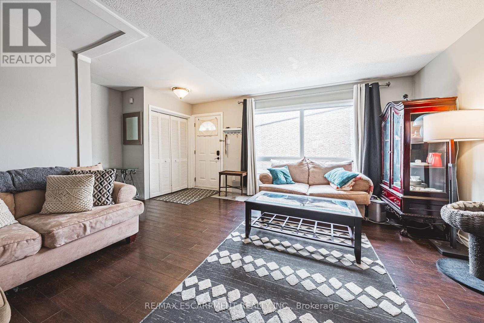 38 Glenburn Court, Hamilton (Riverdale), Ontario  L8E 1C8 - Photo 4 - X12897444