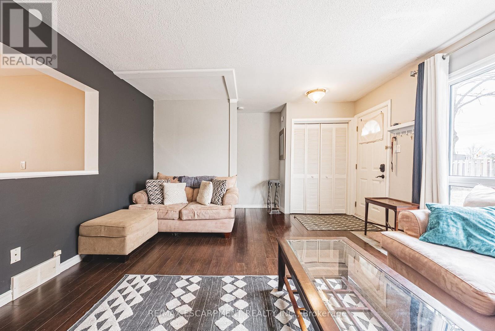 38 Glenburn Court, Hamilton (Riverdale), Ontario  L8E 1C8 - Photo 5 - X12897444