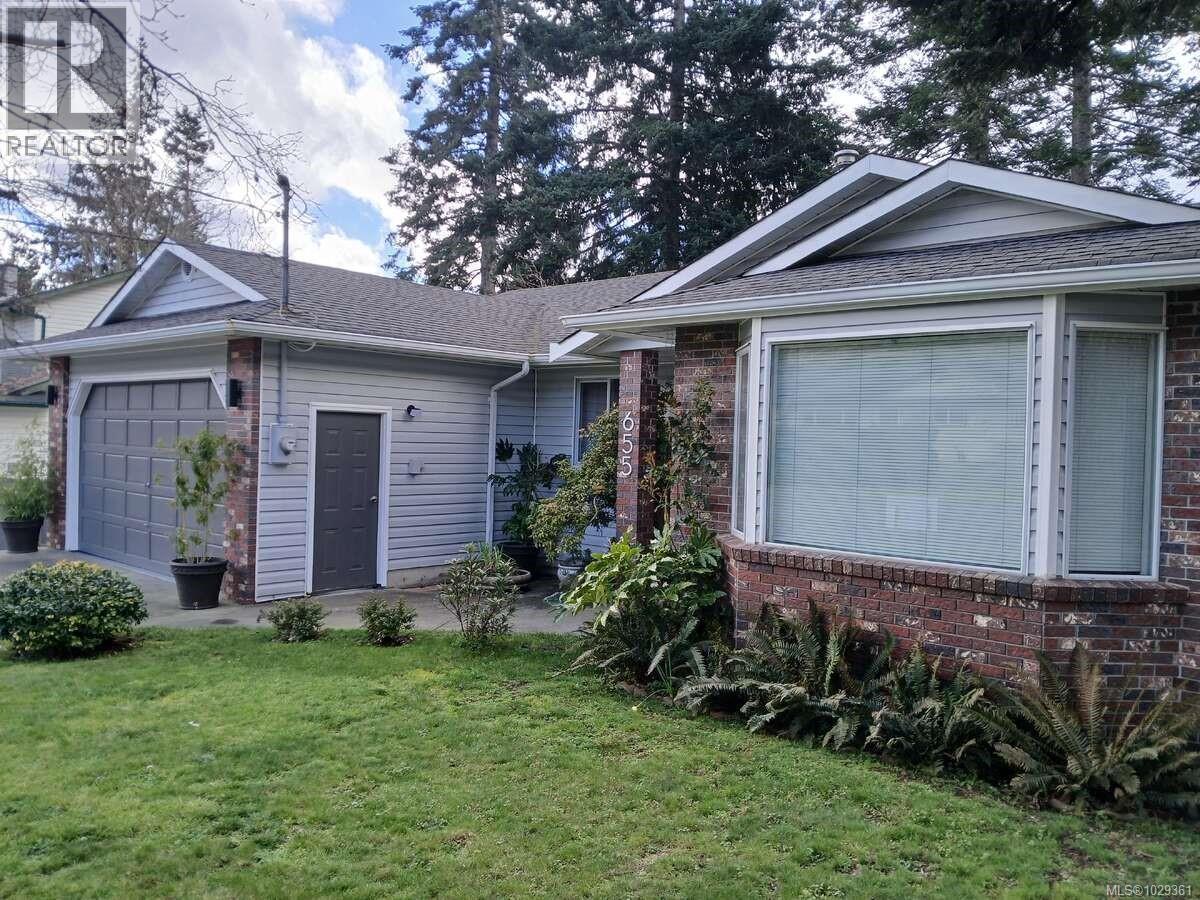 655 Totem Cres, Comox, British Columbia  V9M 3J8 - Photo 2 - 1029361