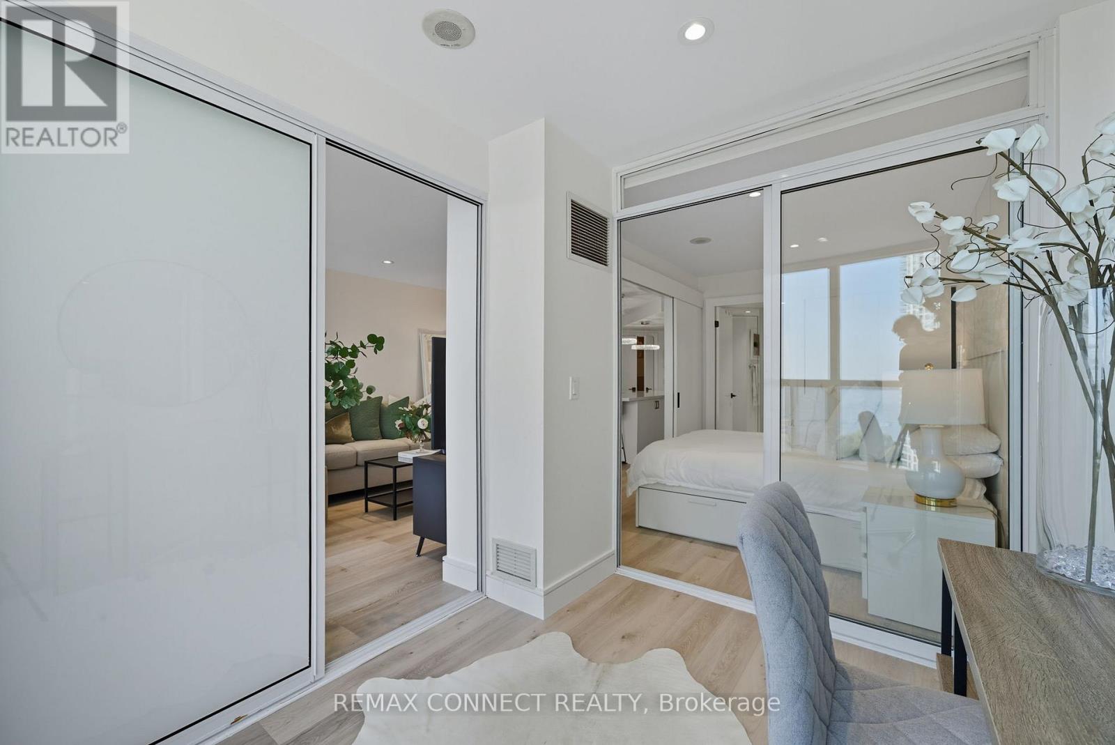 1504 - 208 Queens Quay W, Toronto (Waterfront Communities), Ontario  M5J 2Y5 - Photo 12 - C12897554