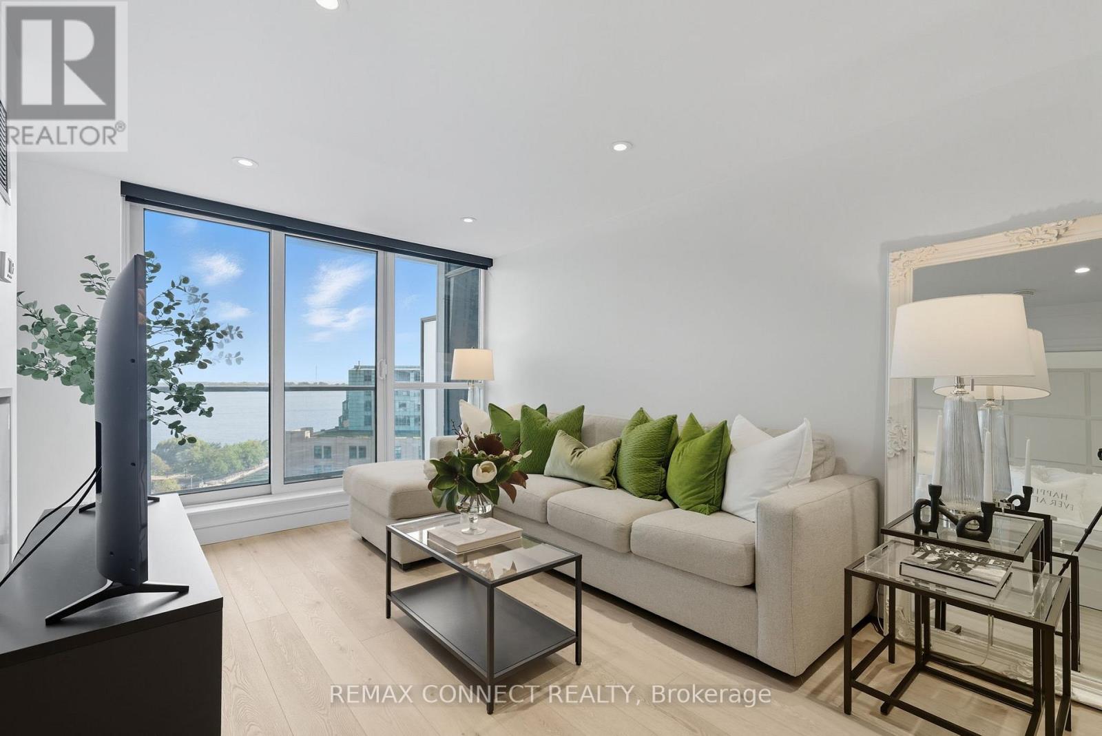 1504 - 208 Queens Quay W, Toronto (Waterfront Communities), Ontario  M5J 2Y5 - Photo 6 - C12897554