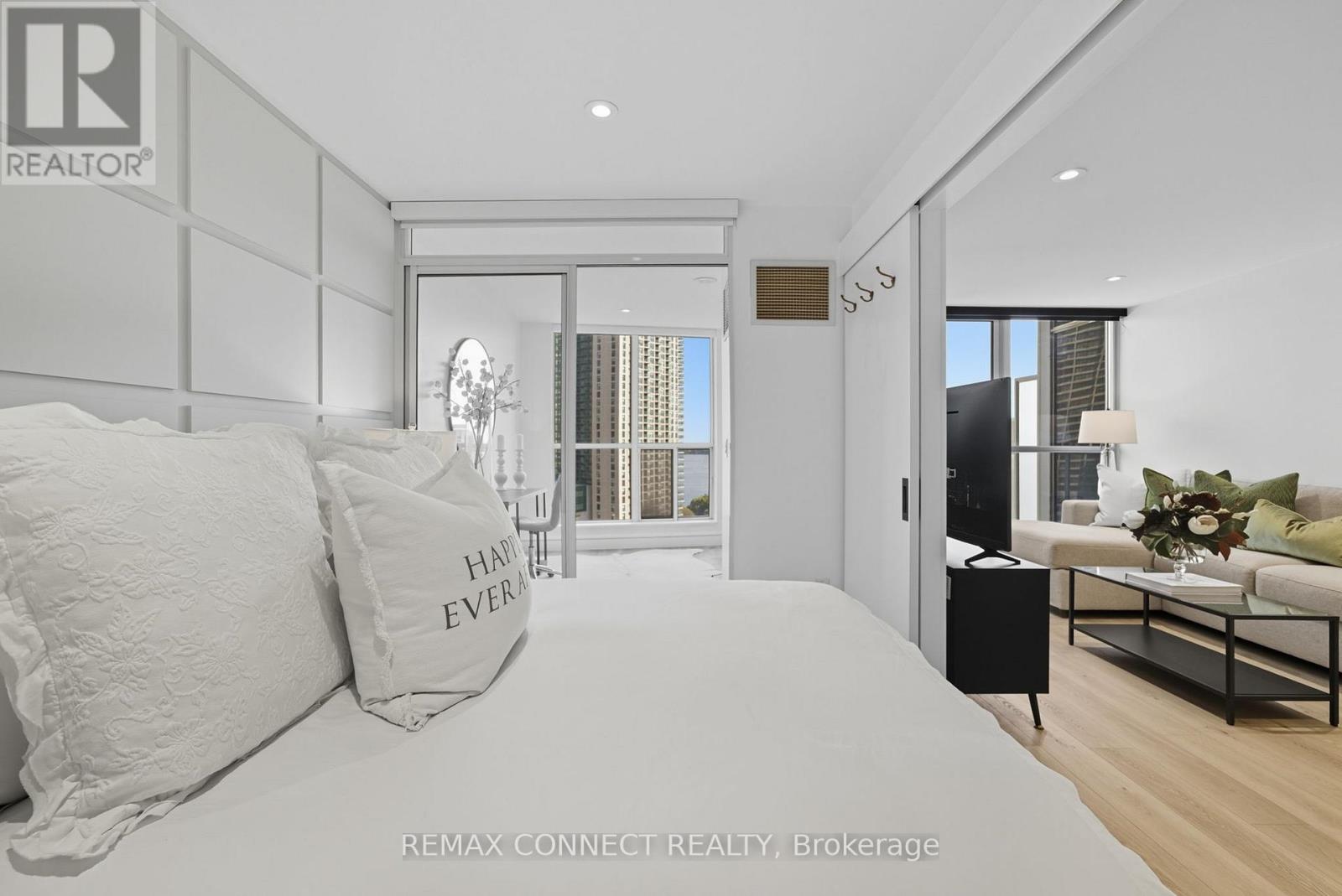 1504 - 208 Queens Quay W, Toronto (Waterfront Communities), Ontario  M5J 2Y5 - Photo 7 - C12897554