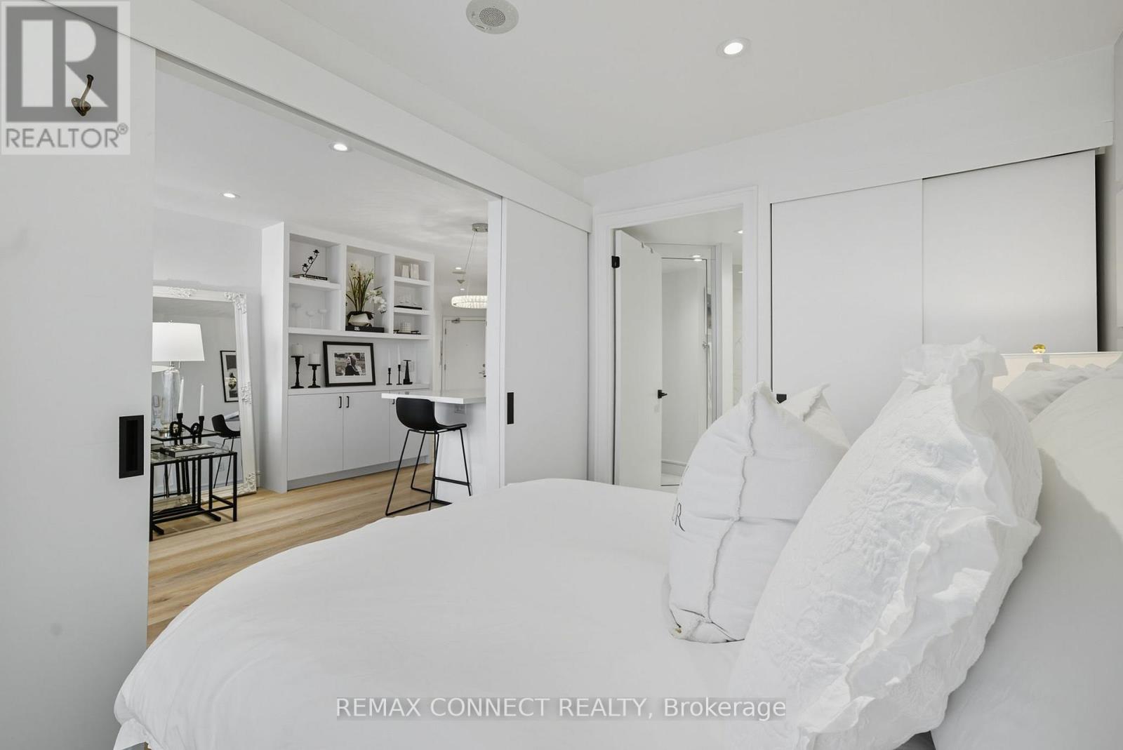 1504 - 208 Queens Quay W, Toronto (Waterfront Communities), Ontario  M5J 2Y5 - Photo 8 - C12897554