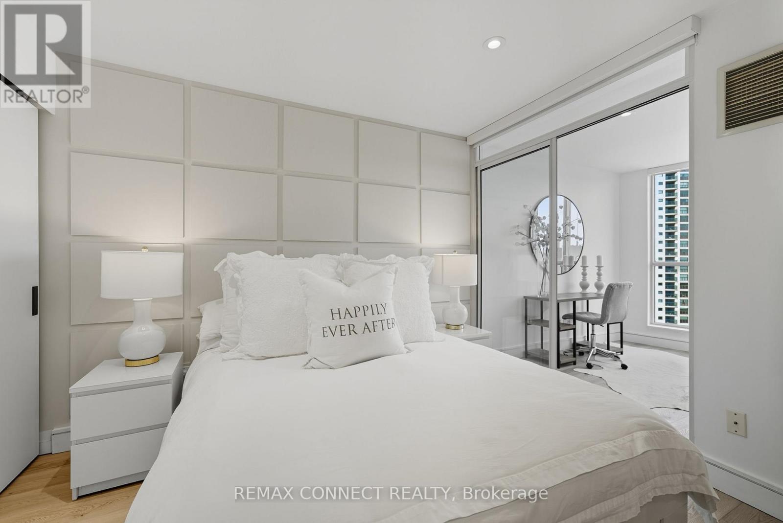 1504 - 208 Queens Quay W, Toronto (Waterfront Communities), Ontario  M5J 2Y5 - Photo 9 - C12897554