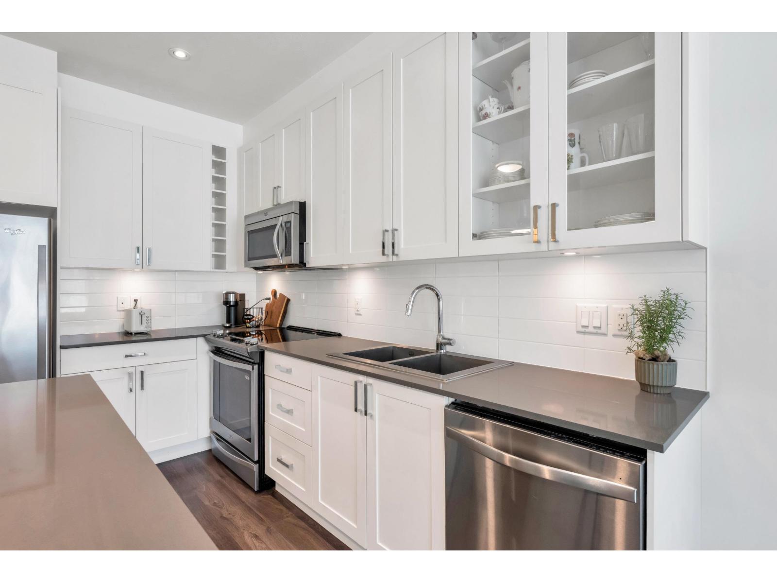 305 16396 64 AVENUE, surrey, British Columbia