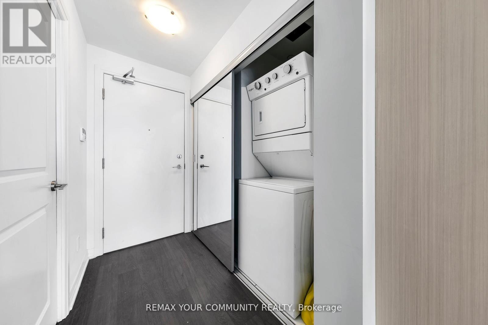 1807 - 65 Oneida Crescent, Richmond Hill, Ontario  L4B 0G9 - Photo 2 - N12897588