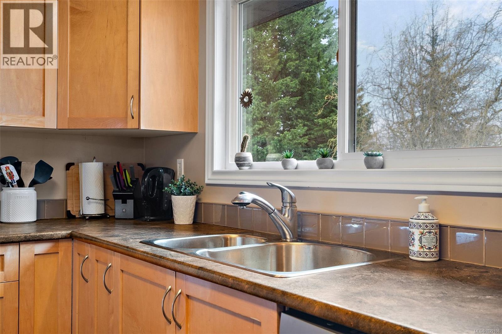 10289 Godfrey Pl, Sidney, British Columbia  V8L 2K9 - Photo 12 - 1029108