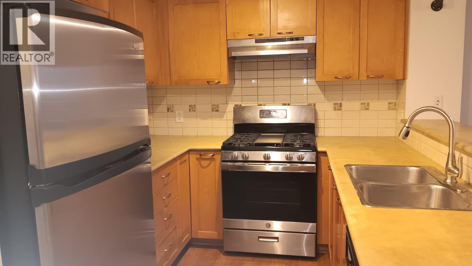 303 2958 Whisper Way, Coquitlam, British Columbia  V3E 3S7 - Photo 3 - R3100134