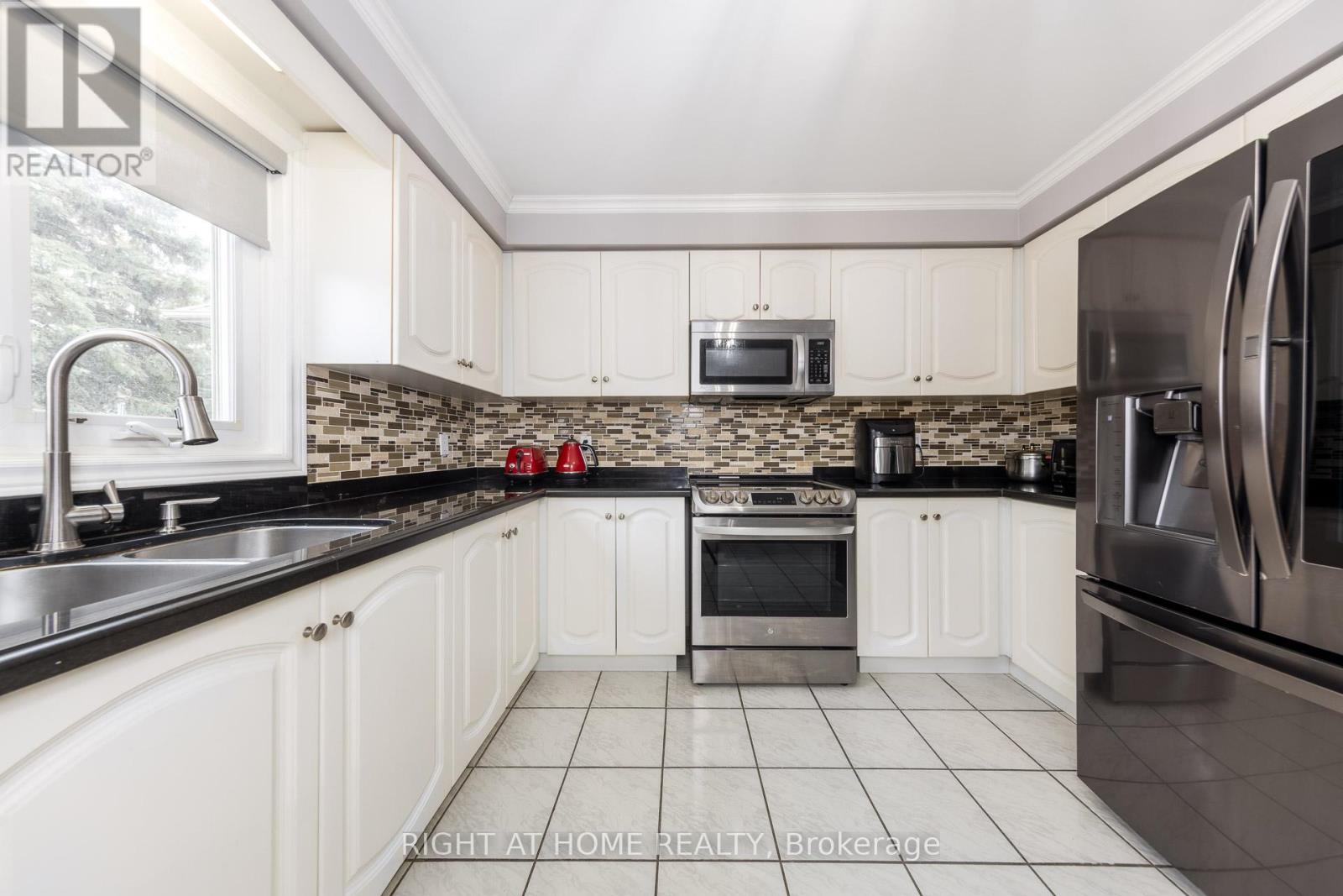 27 Addison Street, Richmond Hill, Ontario  L4C 9N1 - Photo 13 - N12896492