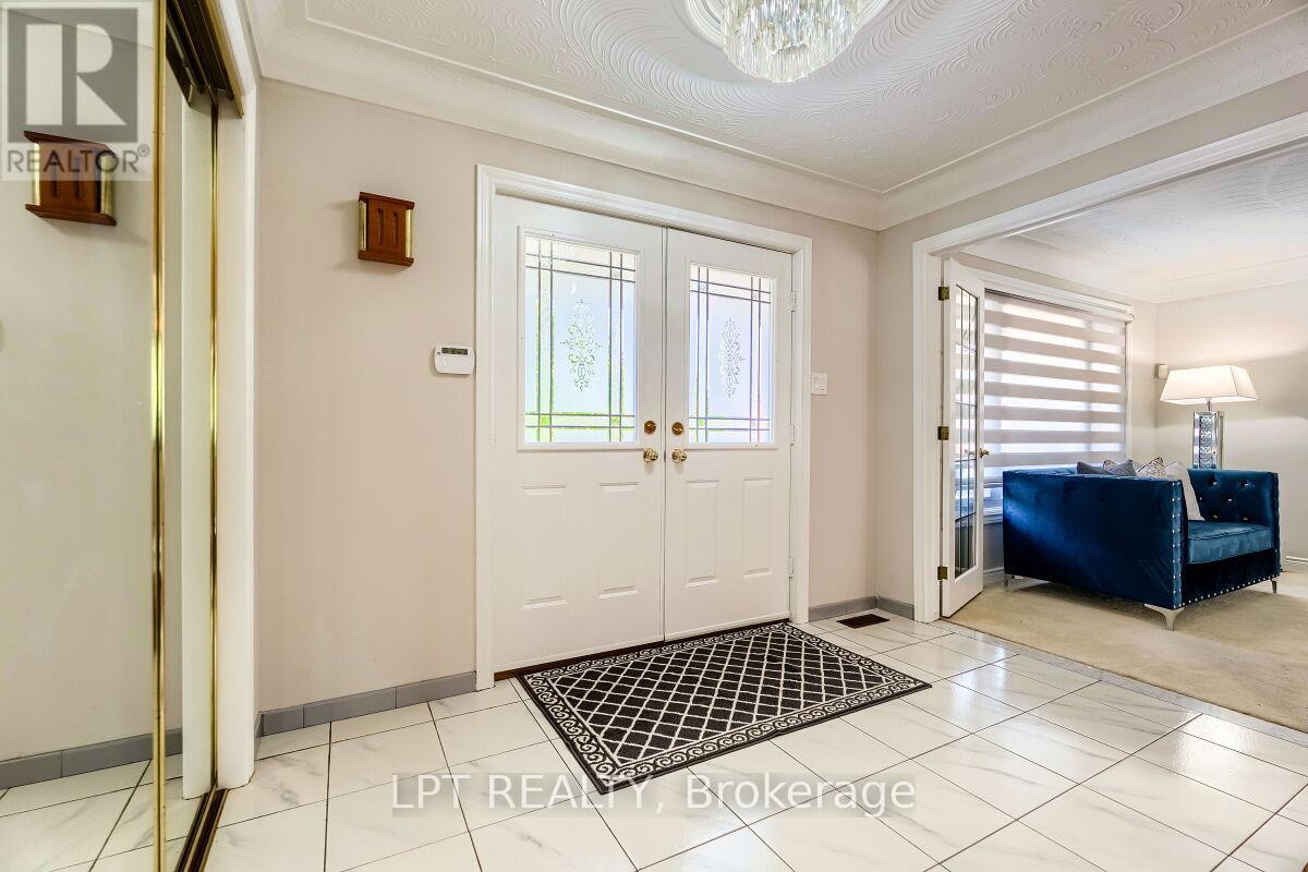 16 Vogue Court, Hamilton, Ontario  L8E 4T3 - Photo 3 - X12897606