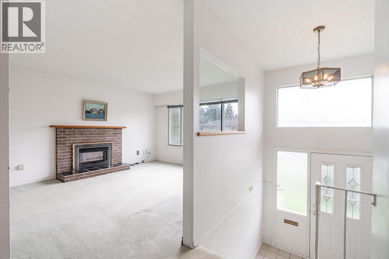 22967 Storey Avenue, Maple Ridge, British Columbia  V2X 3V9 - Photo 3 - R3101208