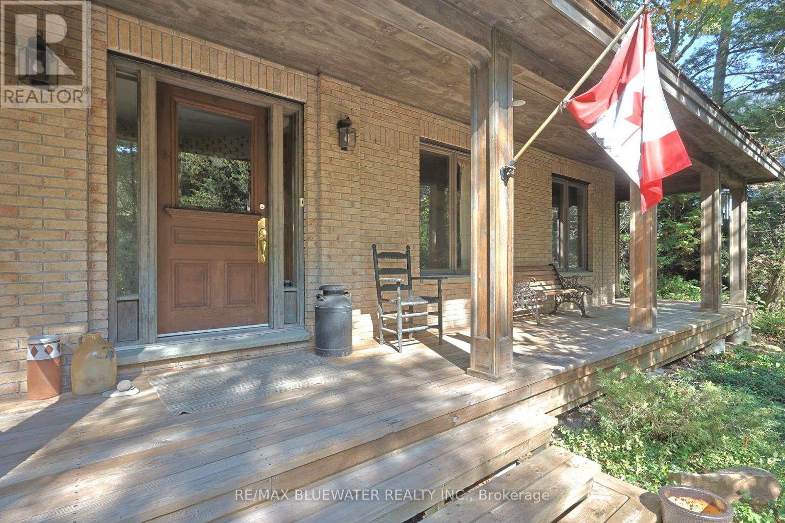 9864 Huron Place, Lambton Shores, Ontario  N0M 1T0 - Photo 10 - X12897648