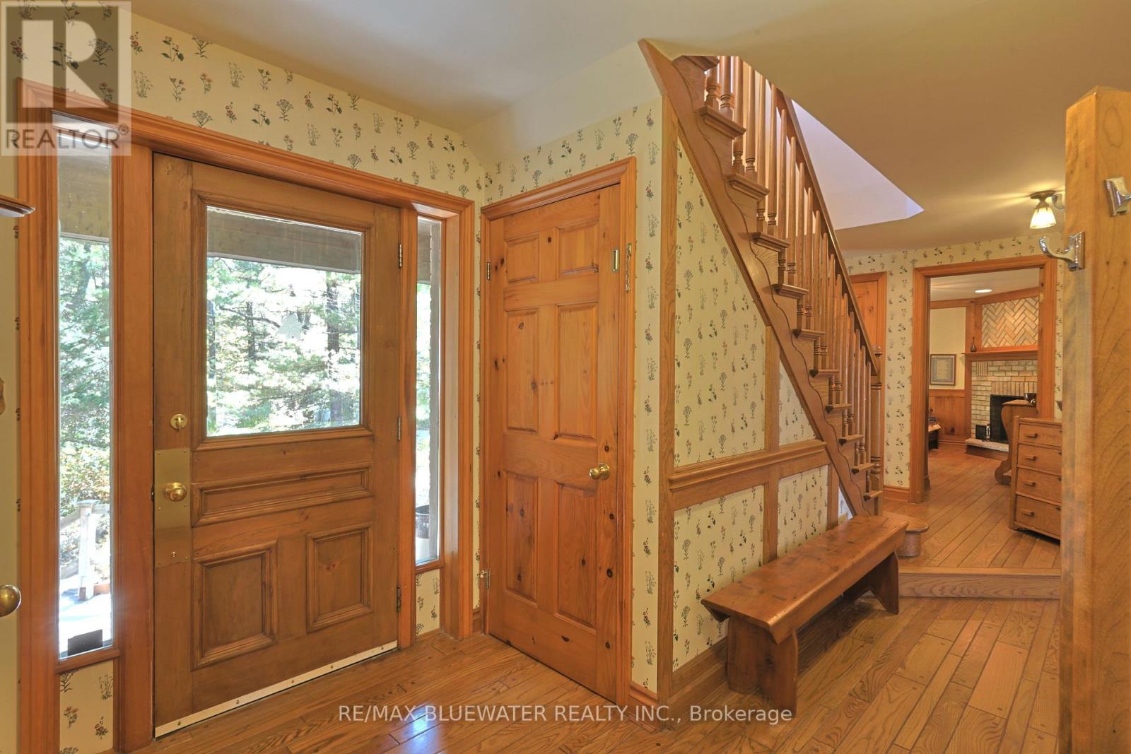 9864 Huron Place, Lambton Shores, Ontario  N0M 1T0 - Photo 11 - X12897648