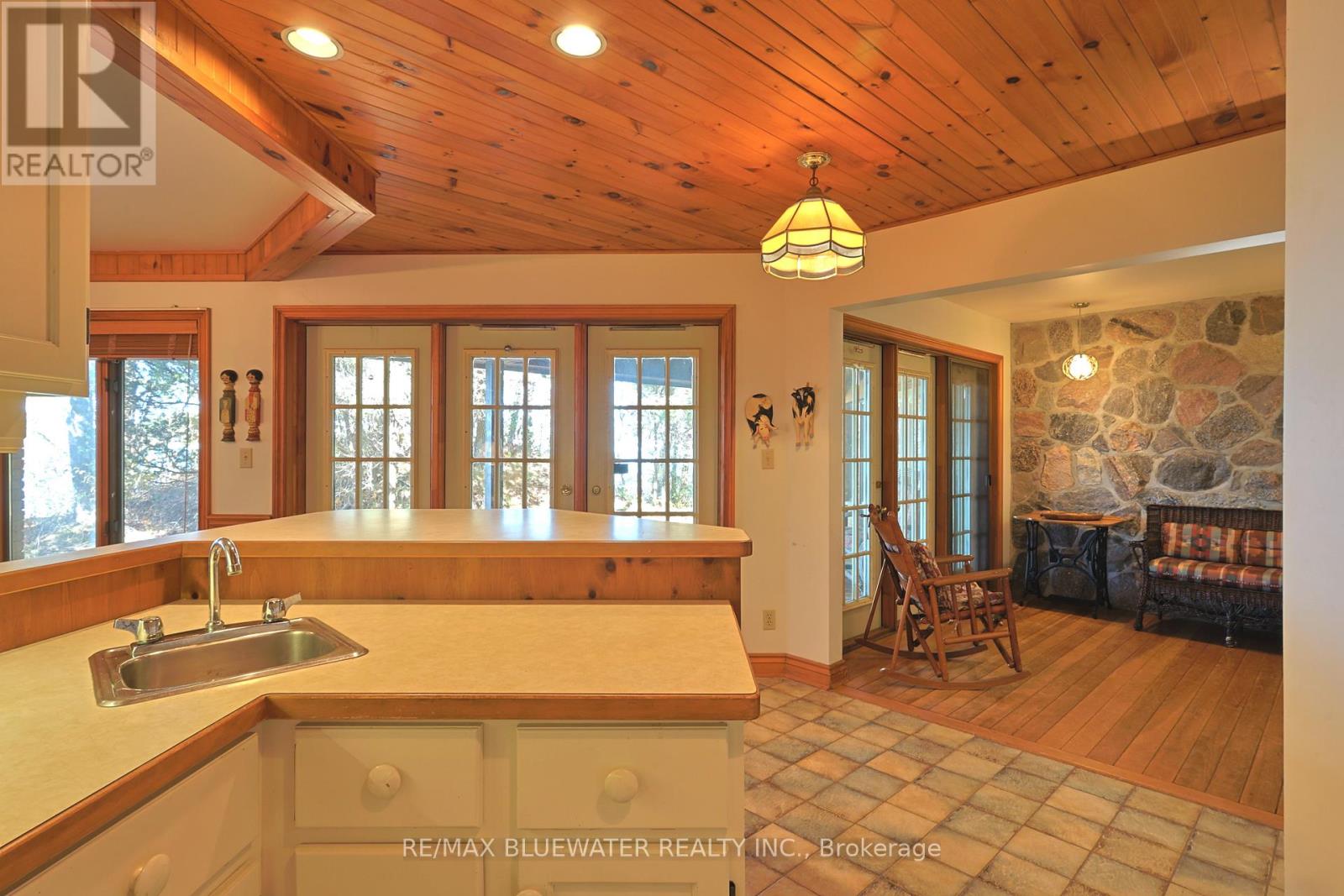 9864 Huron Place, Lambton Shores, Ontario  N0M 1T0 - Photo 17 - X12897648