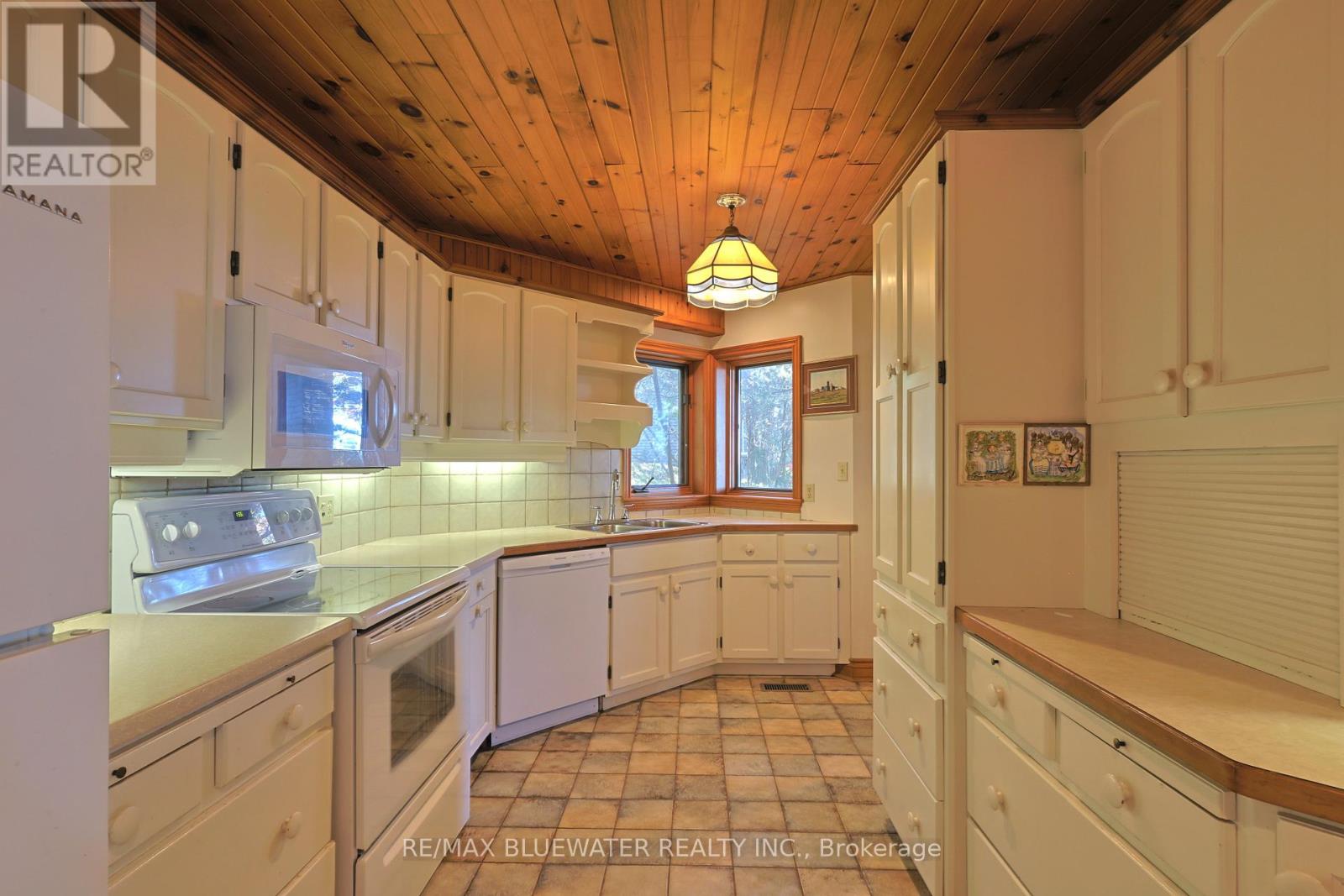 9864 Huron Place, Lambton Shores, Ontario  N0M 1T0 - Photo 19 - X12897648