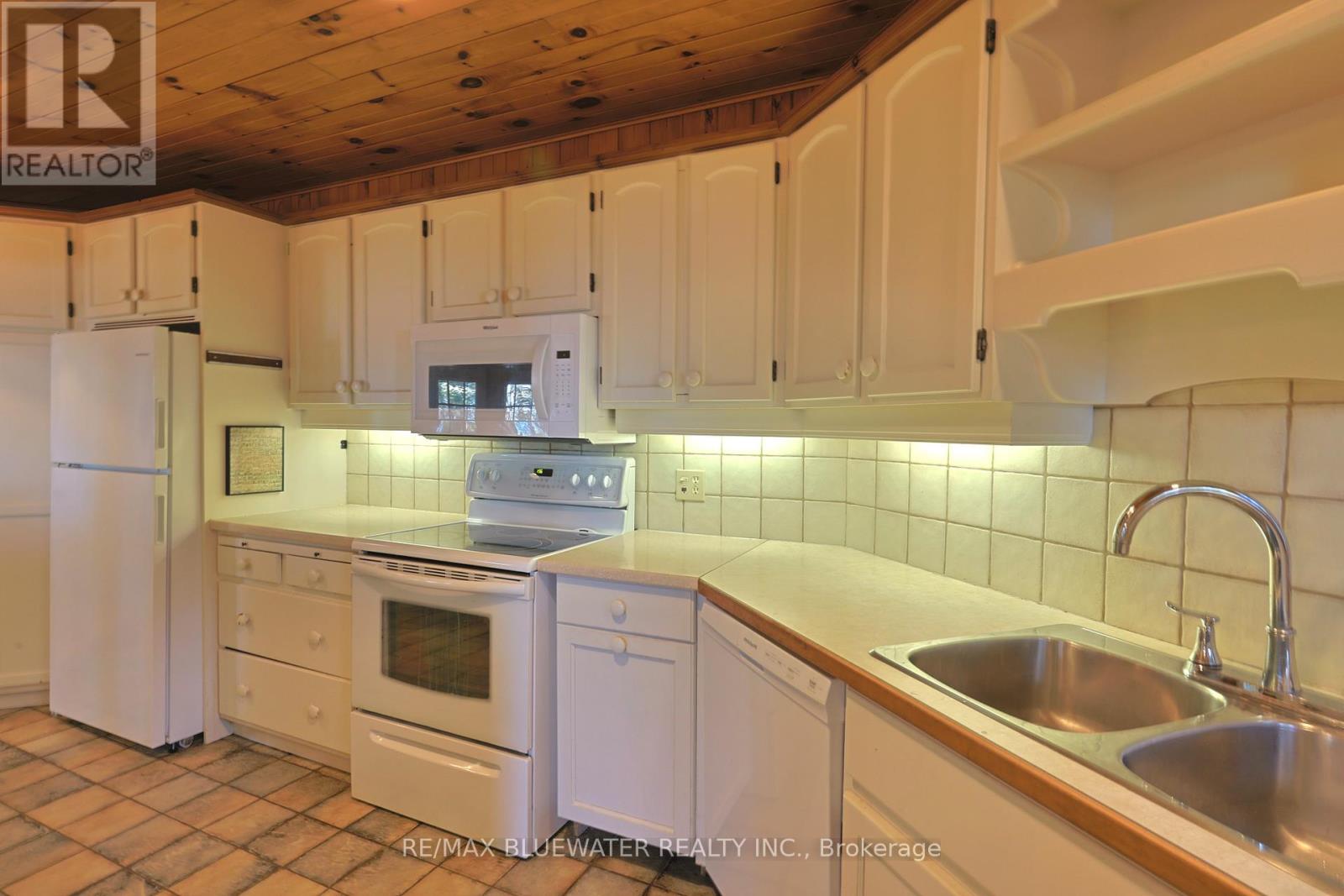 9864 Huron Place, Lambton Shores, Ontario  N0M 1T0 - Photo 20 - X12897648