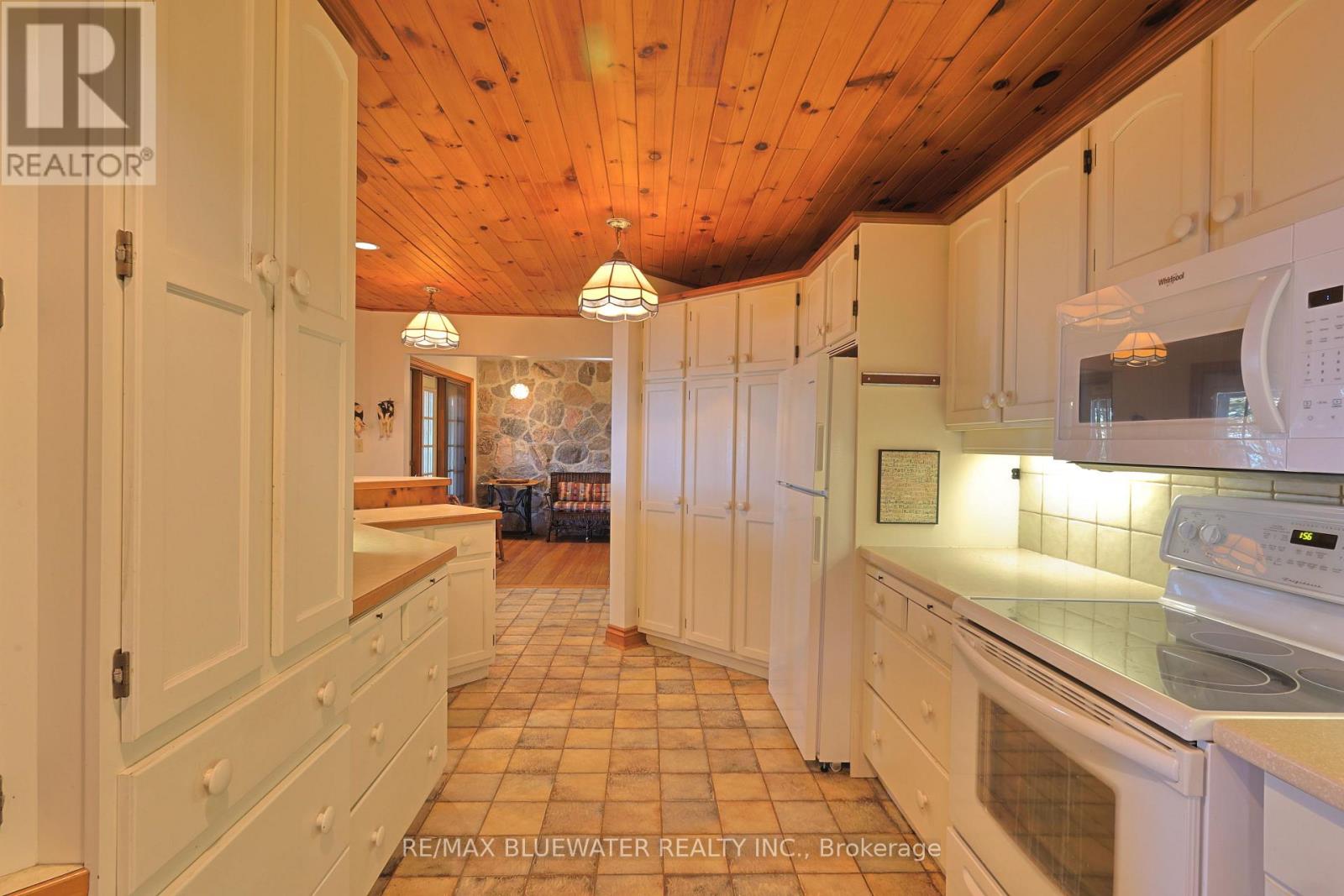 9864 Huron Place, Lambton Shores, Ontario  N0M 1T0 - Photo 21 - X12897648