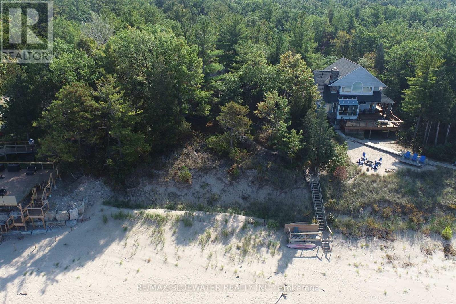 9864 Huron Place, Lambton Shores, Ontario  N0M 1T0 - Photo 3 - X12897648