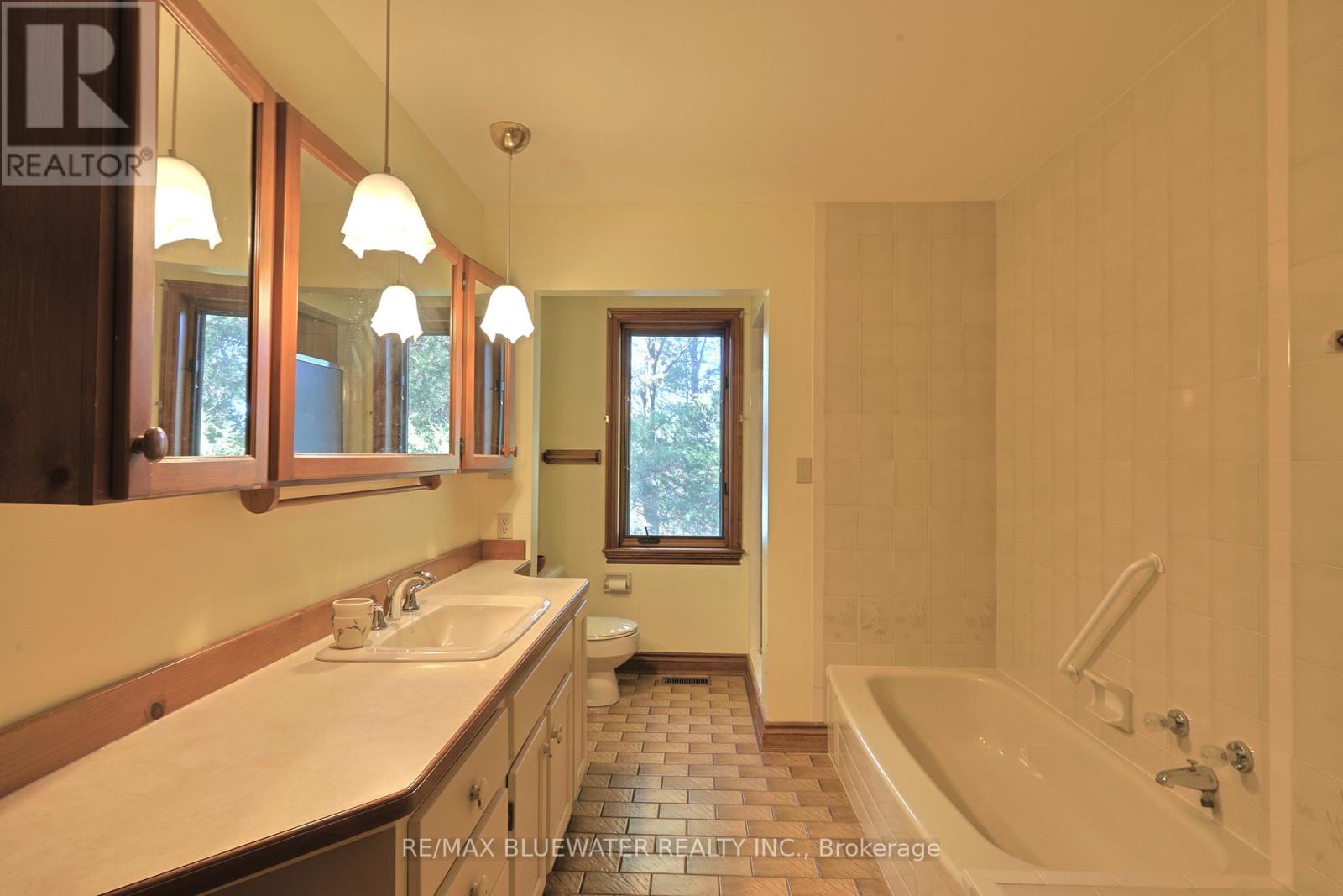 9864 Huron Place, Lambton Shores, Ontario  N0M 1T0 - Photo 37 - X12897648