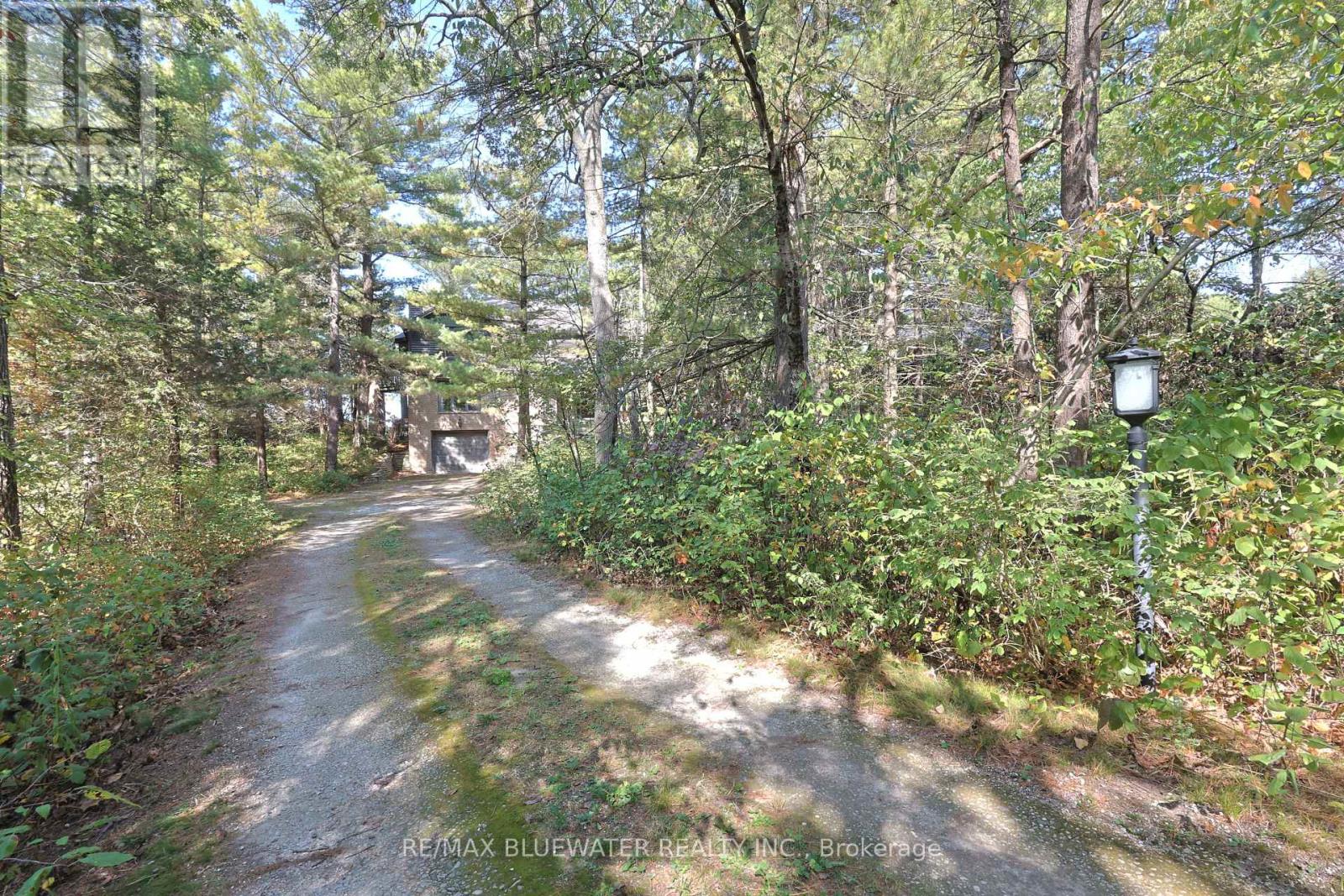 9864 Huron Place, Lambton Shores, Ontario  N0M 1T0 - Photo 5 - X12897648