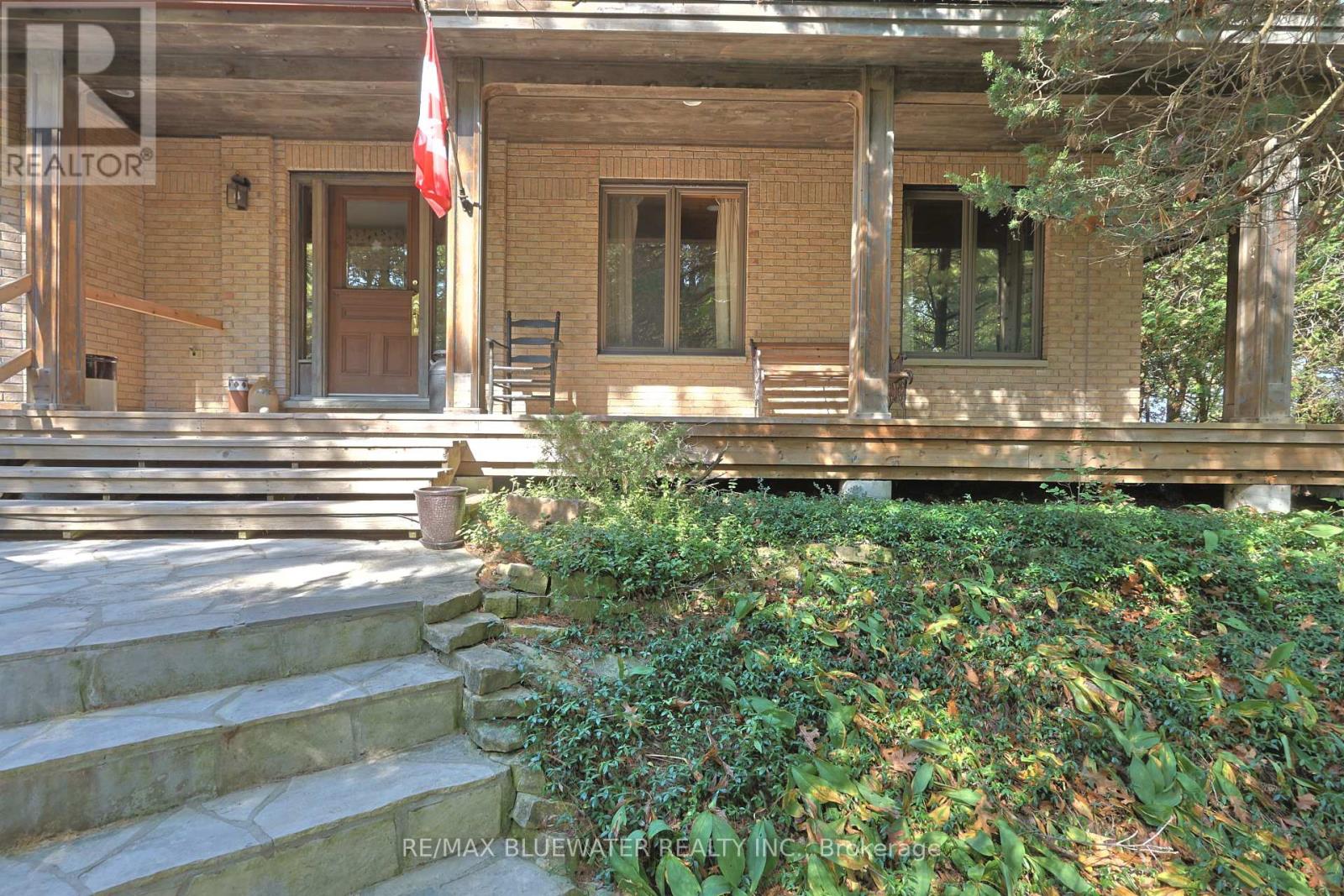 9864 Huron Place, Lambton Shores, Ontario  N0M 1T0 - Photo 9 - X12897648