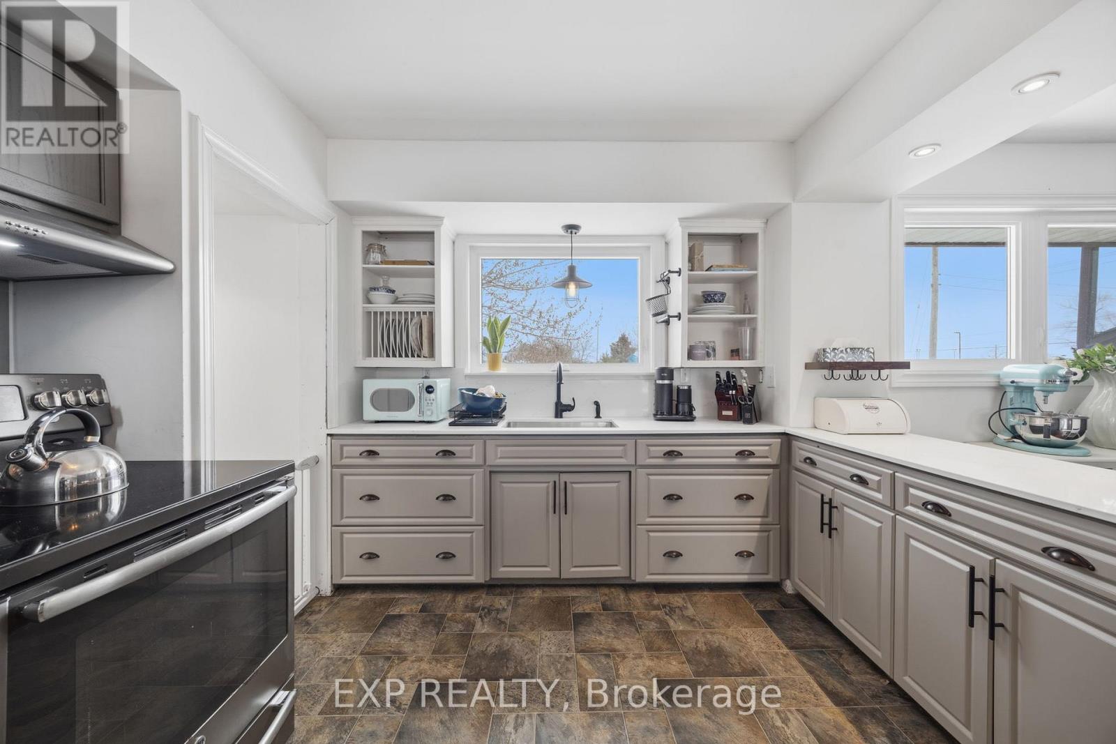 597 Gold Street, Warwick, Ontario  N0M 2S0 - Photo 15 - X12864380