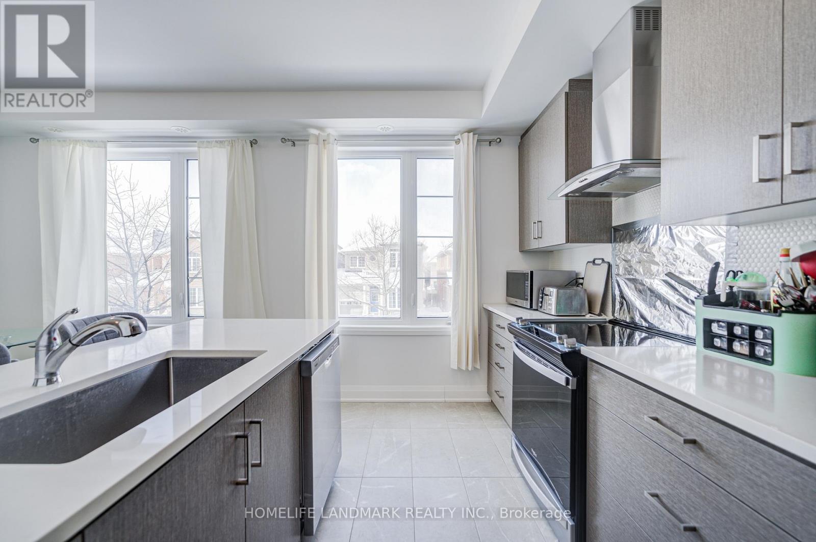 14 Carole Bell Way, Markham, Ontario  L6E 0W2 - Photo 11 - N12897642