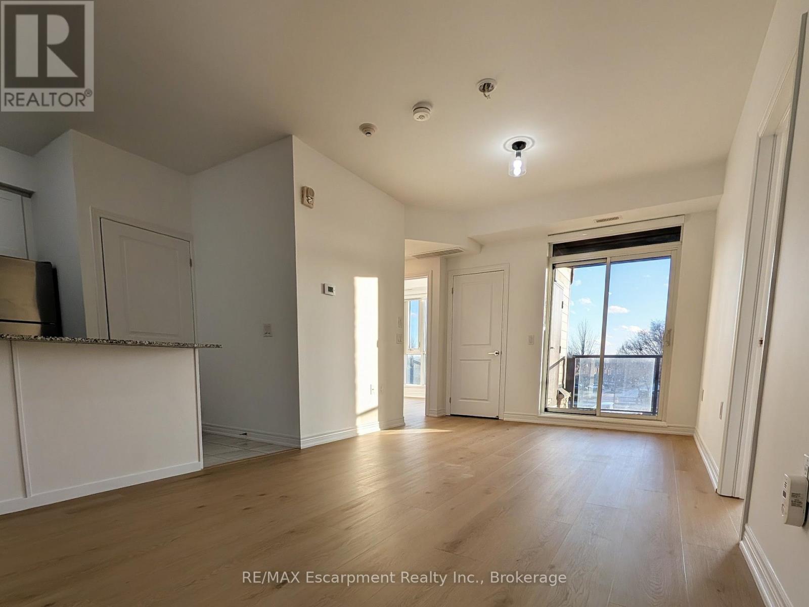 205 - 2393 Bronte Road, Oakville, Ontario  L6M 1P4 - Photo 2 - W12897480