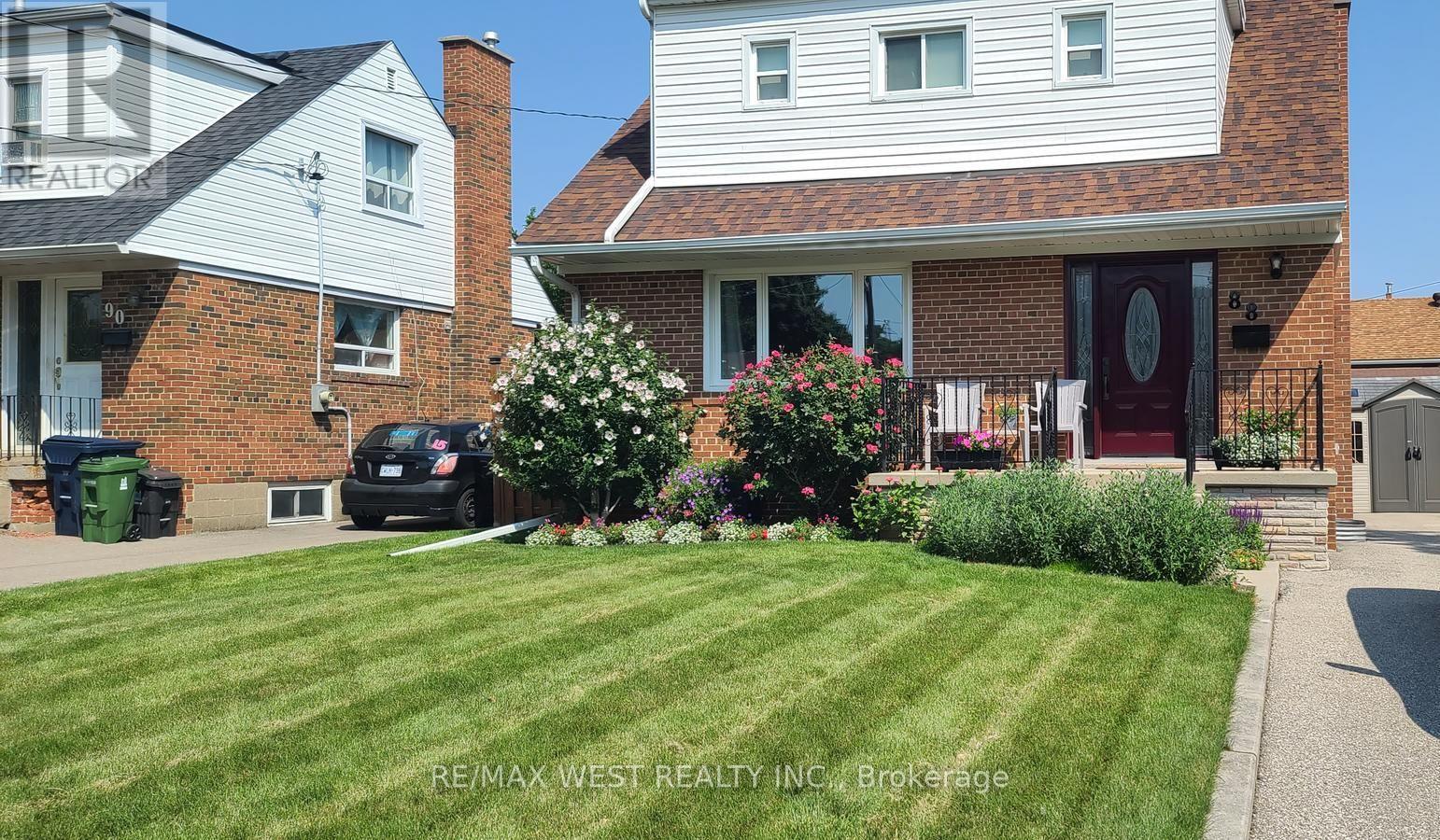 <div class="slider-price">$849,800</div><p>88 Redwater Drive, Toronto, Ontario</p>