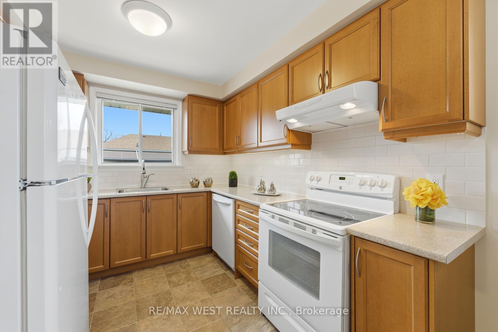 88 Redwater Drive, Toronto, Ontario  M9W 1Z9 - Photo 11 - W12897682